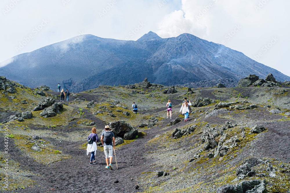 Hay muchos jóvenes que están caminando y descubriendo el volcán de Pacaya.