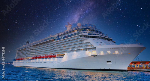 Luxury cruise ship heading to а vacation cruise around Caribbean islands © eskystudio