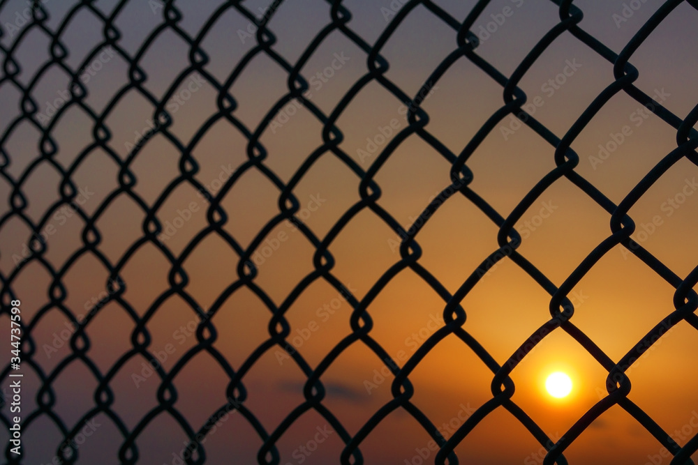 Naklejka premium フェンス 夕日 素材