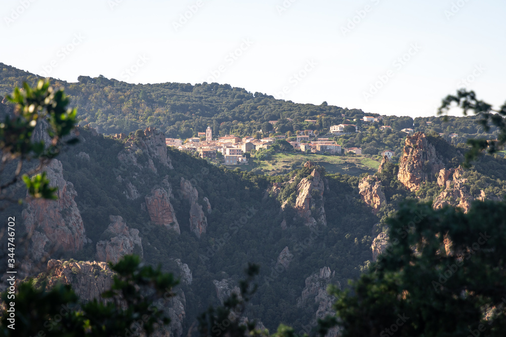 Village de Piana dans les montagnes de Corse