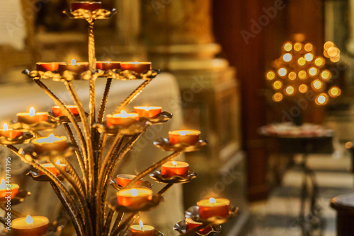Fotografia candles in the church closeup