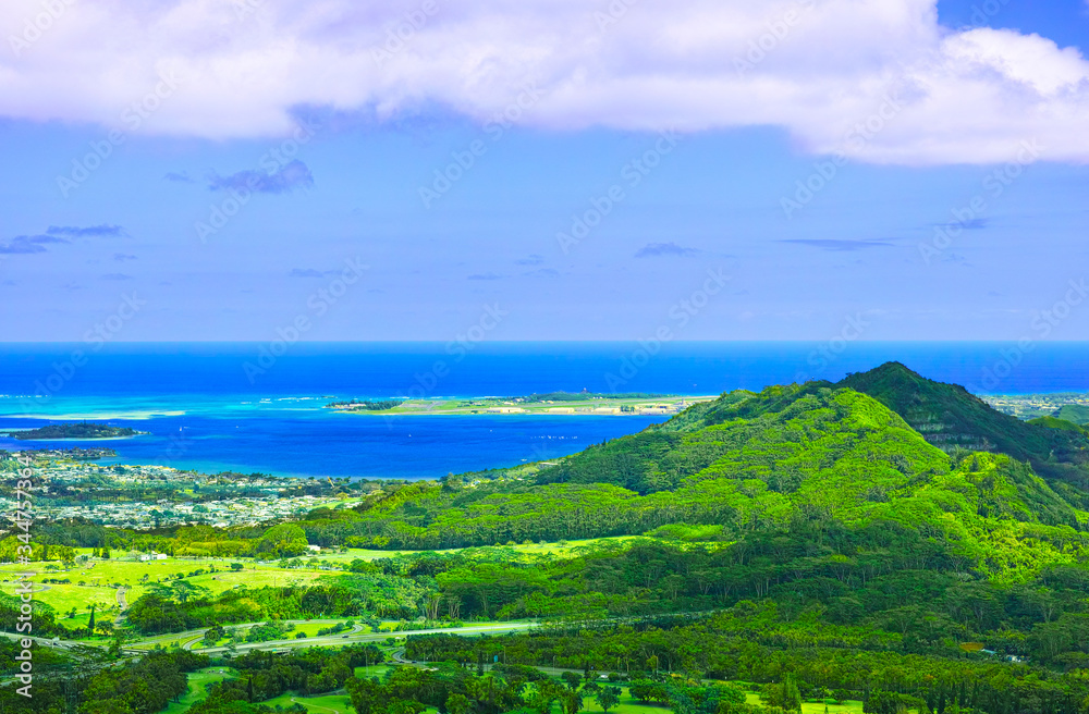 ハワイ・オアフ島のヌウアヌ・パリ展望台から見るカネオヘ住宅街とマリーンコーベースハワイ
