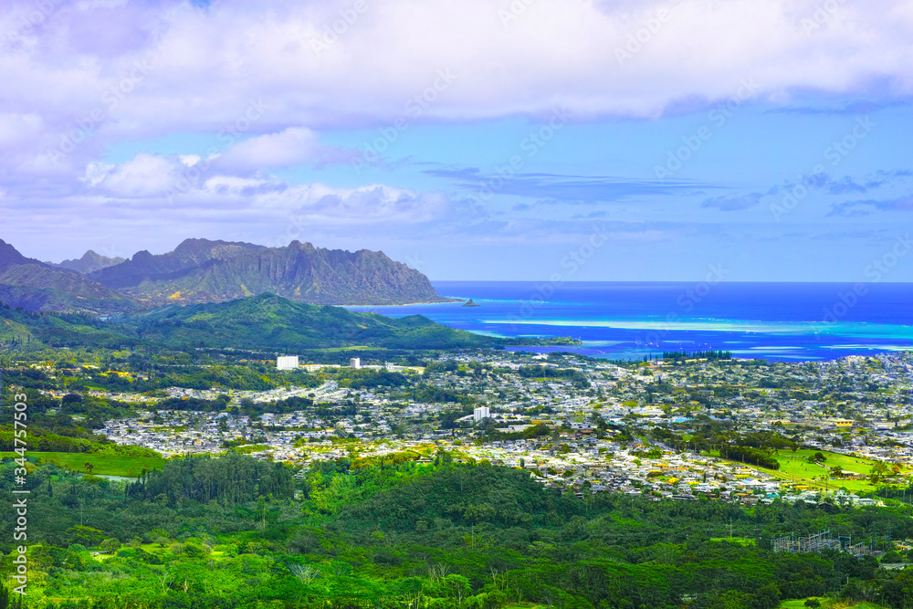 ハワイ・オアフ島のヌウアヌ・パリ展望台から見るカネオヘ住宅街とカネオヘ湾とサンドバー
