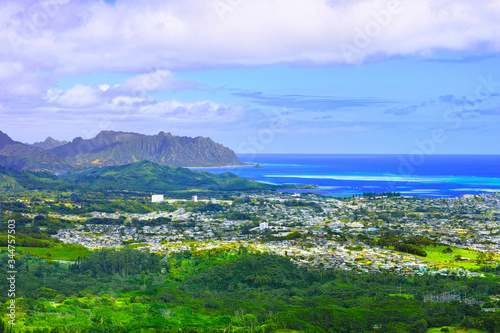 ハワイ・オアフ島のヌウアヌ・パリ展望台から見るカネオヘ住宅街とカネオヘ湾とサンドバー 