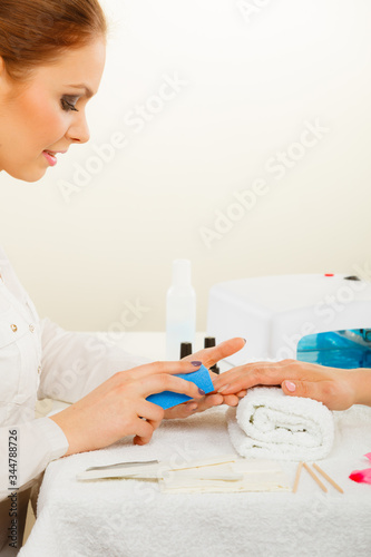 Obraz na płótnie Woman getting manicure done file nails w salonie