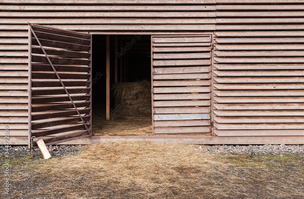 Fototapeta Otwarta brama starej drewnianej stodoły, architektura wiejska
