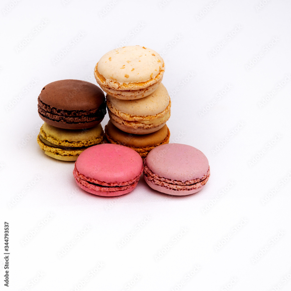 Ensemble de macarons multicolores sur fond blanc Ensemble de macarons multicolores sur fond blanc
