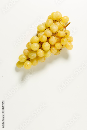 grappolo d'uva bianca, isolato su sfondo bianco