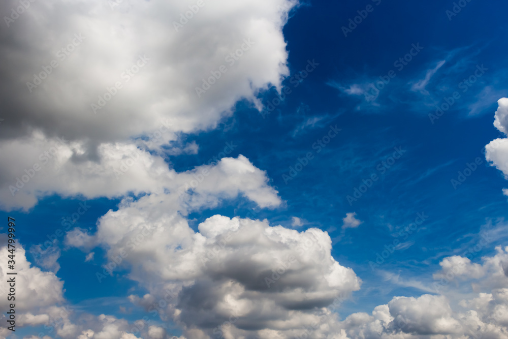 Obraz premium blue sky furrowed by dense clouds