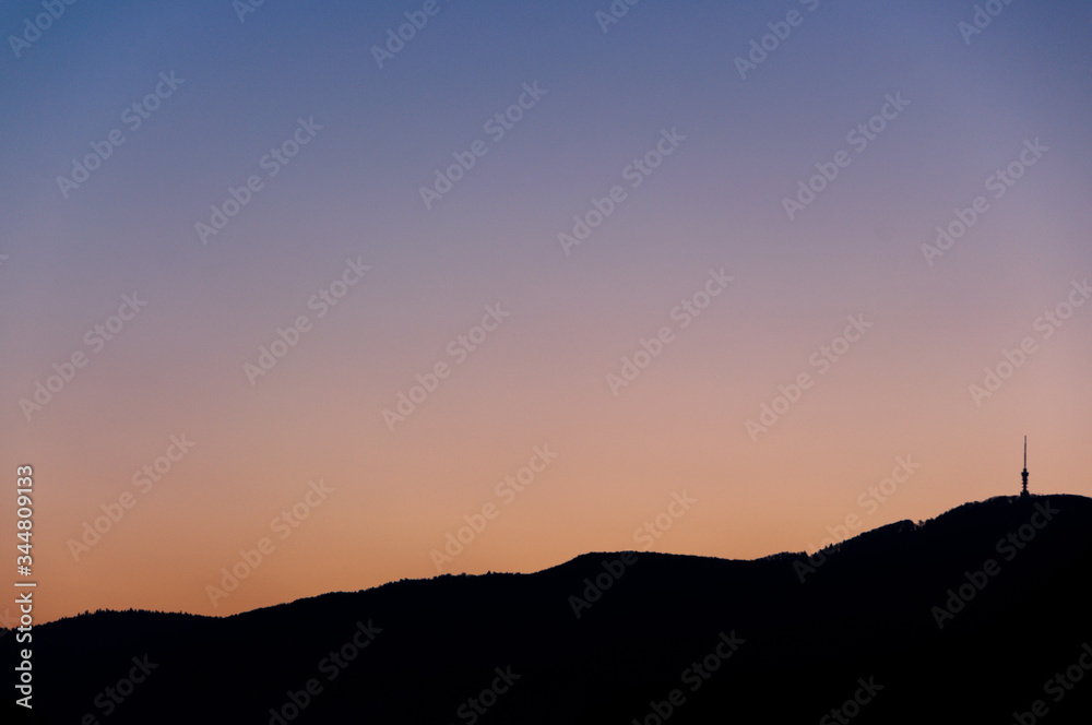 Obraz premium Sunrise behind a mountain top