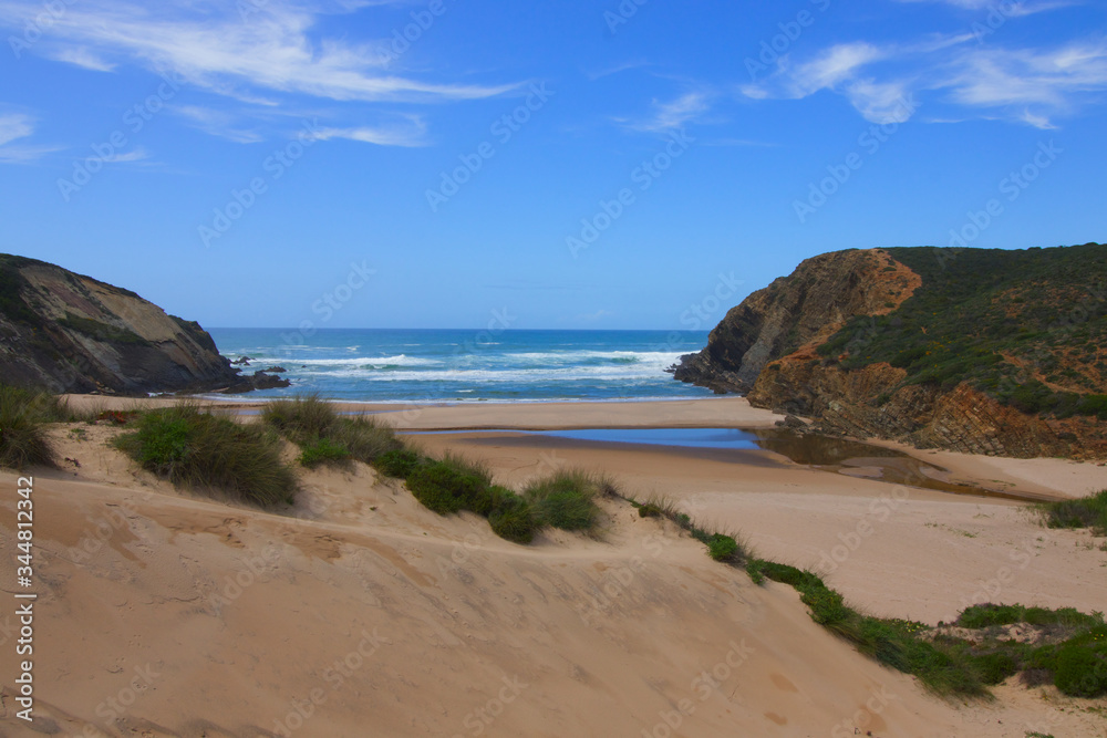 Strand von Carvalhal an der Atlantikküste von Portugal Strand von Carvalhal an der Atlantikküste von Portugal