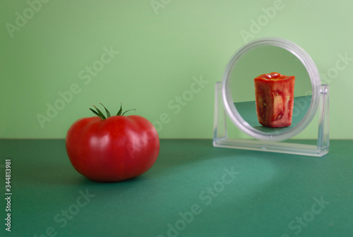 Fotografia tomato mirror reflection. distorted self image