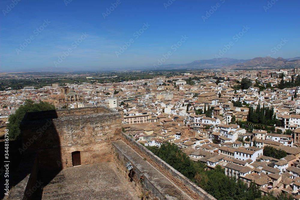 Muralla de la alcazaba de Granada con la ciudad en el fondo. Fortaleza del s. XIII en la Alhambra. 