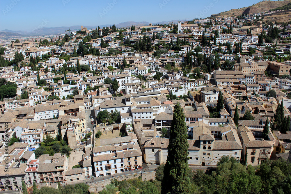 Vistas del barrio del Albaicin desde la Alhambra en la ciudad de Grananda (Andalucía, España)
