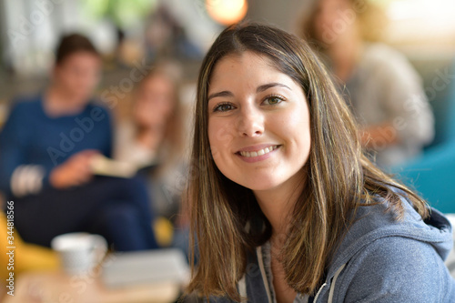 Foto Portrait of 20-year-old student in shared flat