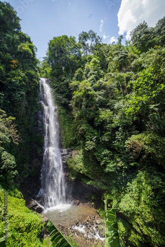 Beeindruckender Wasserfall im Dschungel von Bali, Indonesien