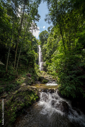 Wunderschöner Wasserfall im Dschungel von Bali, Indonesien nahe Munduk