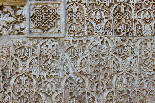 Decoración árabe en yeso (yesería mudéjar), detalle de la Alhambra de Granada