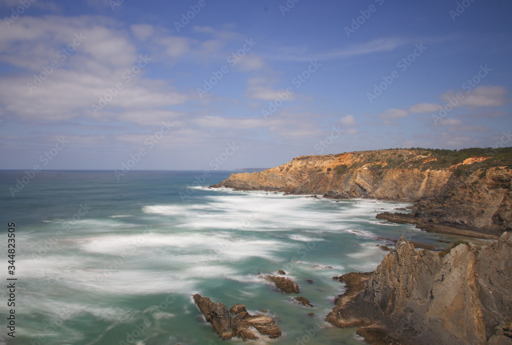 Nebel an der Küste von Carvalhal an der Atlantikküste von Portugal 