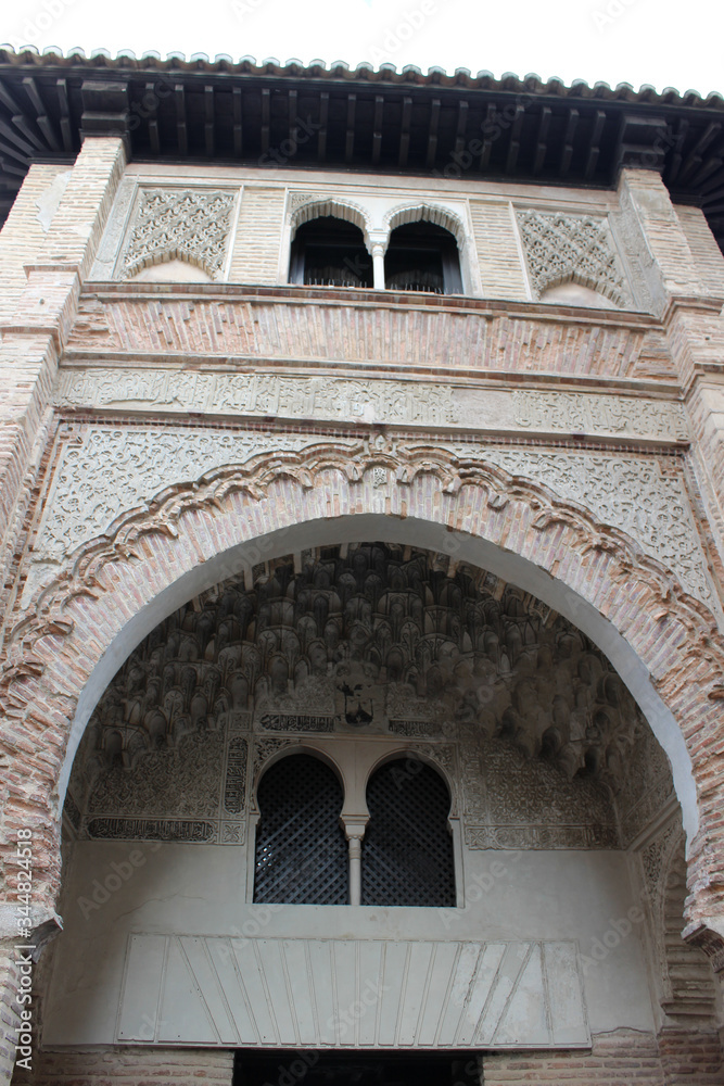 Fachada del corral del Carbón. Eun edificio del siglo XIV situado en la ciudad española de Granada (Andalucía, España)
