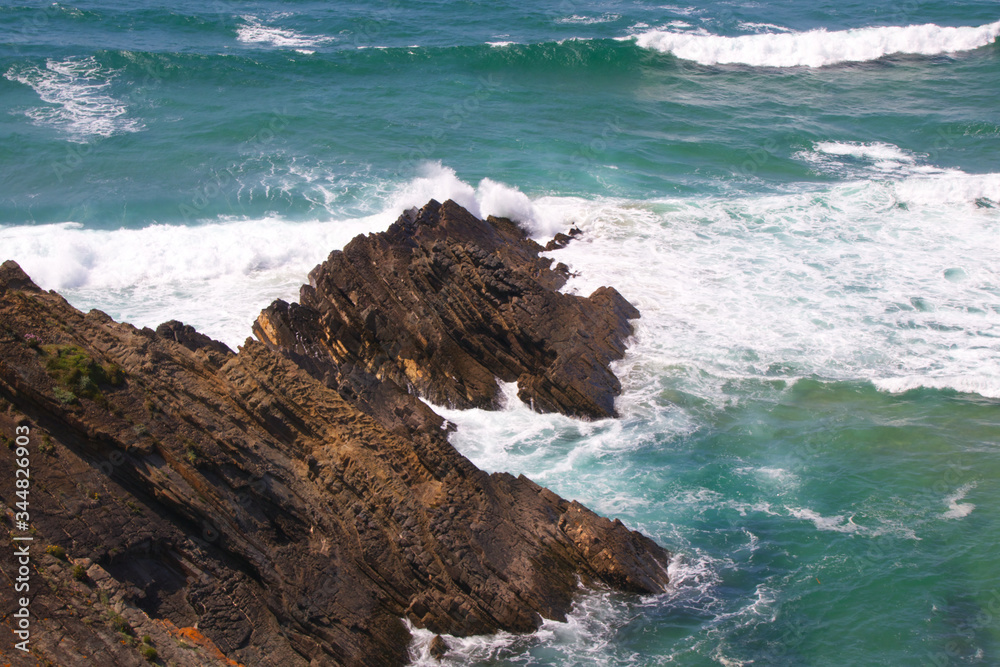 Felsen an der Küste von Carvalhal an der Atlantikküste von Portugal 
