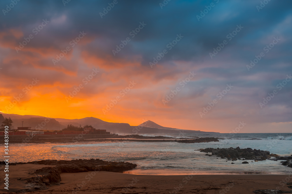 Paisaje marino colorido de la Playa del Puertillo (Arucas) al atardecer. Gran Canaria. España.