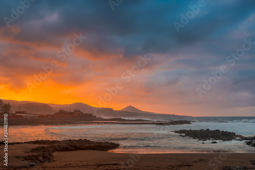 Paisaje marino colorido de la Playa del Puertillo  Arucas  al atardecer. Gran Canaria. Espa  a.