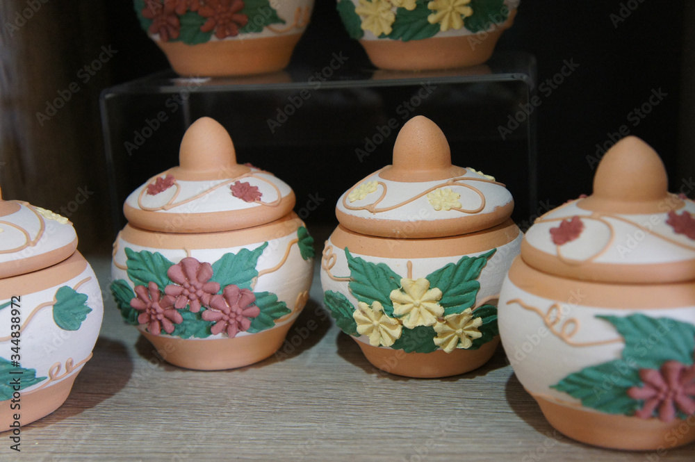 Traditional Malaysian pottery that has been commercialized. Decorated with floral motifs and a variety of colors. The famous pottery is Labu Sayong.