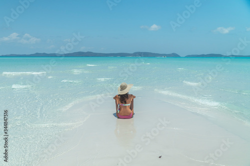 Obraz na płótnie Woman on paradise blue beach