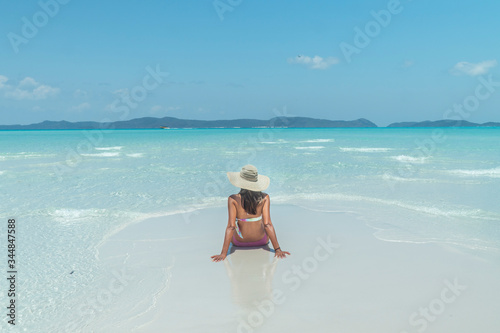 Canvas Print Woman on paradise blue beach