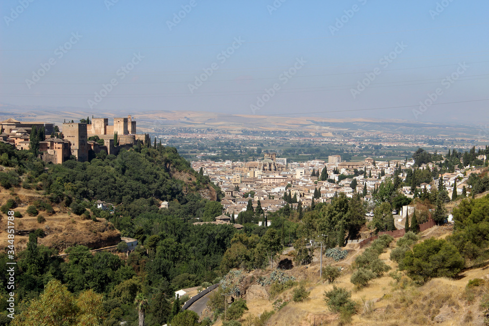 Paisaje de la Alhambra de Granada con la ciudad al fondo