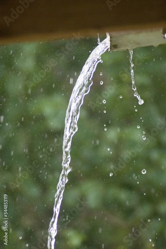 Fotografía Clean fresh rain water flowing