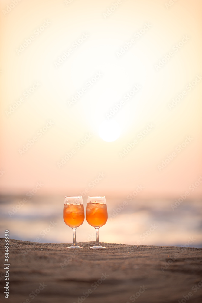 Obraz premium 砂浜とドリンク 