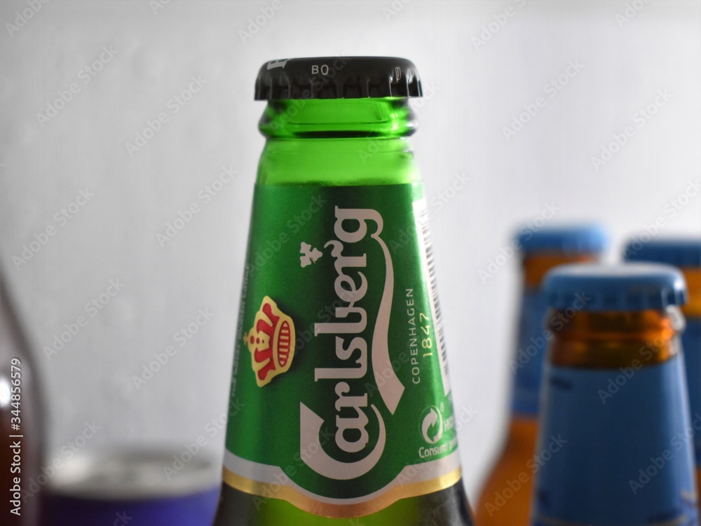 Botella de cerveza danesa Carlsberg en la despensa. foto de Stock | Adobe  Stock