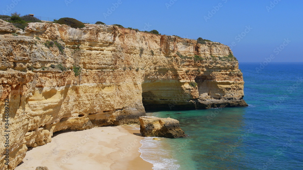 Algarve, Felsen, Badestrand in einer Bucht umgeben von türkisfarbenem Wasser, Strand,  Portugal