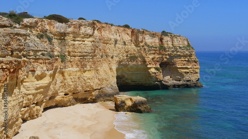 Algarve, Felsen, Badestrand in einer Bucht umgeben von türkisfarbenem Wasser, Strand,  Portugal © turtles2