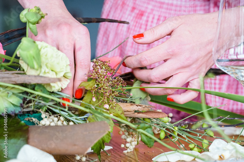 Frau bindet ein Blumengesteck