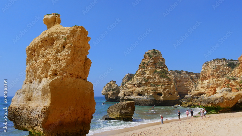 Algarve, Felsen, Strand, türkisfarbenes Meer, Portugal, mit Menschen am Strand