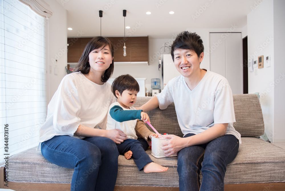 リビングで寛ぐ仲良しの3人家族