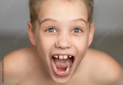 Fotografia a cute boy screams with joy