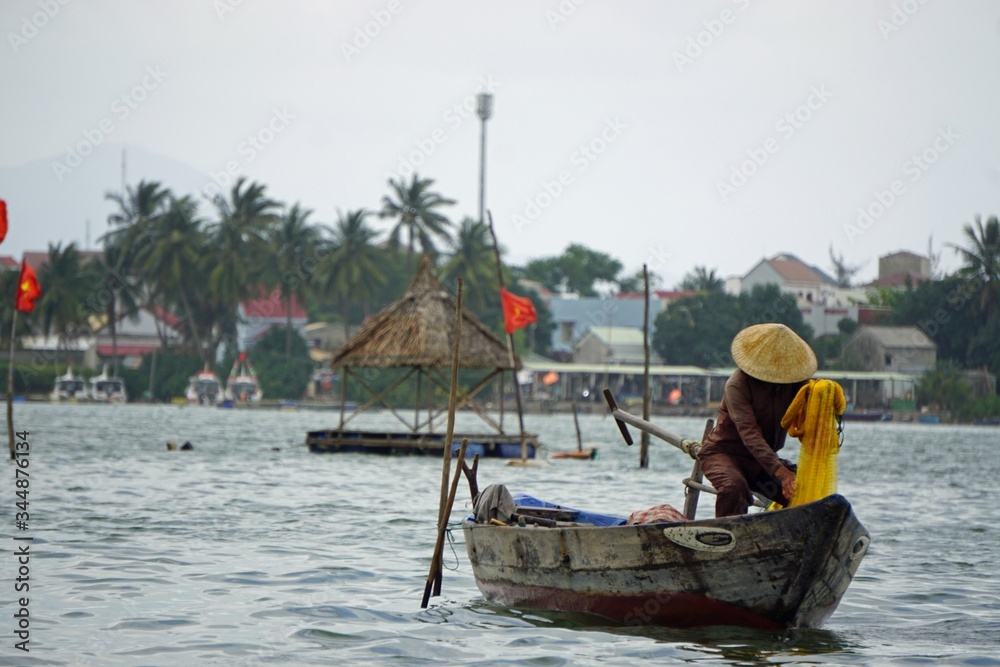 Obraz premium vietnamese fisherman fishing with net