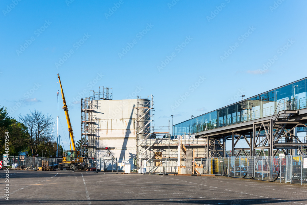 Kiel, im Hafen der Landeshauptstadt Kiel ist am Ostseekai der Liegeplatz 28 für große Kreuzfahrtschiffe mit elektrischem Landanschluß gebaut worden. 
