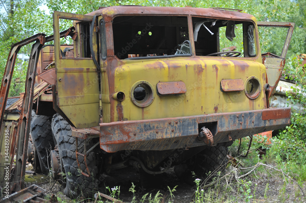 Obraz premium Abandoned radioactive military vehicle
