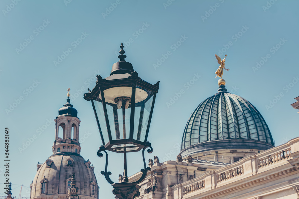 Historische Gaslaterne in Dresden - im Hintergrund die Frauenkirche und die Glaskuppel der Kunstakademie - obrazy, fototapety, plakaty 