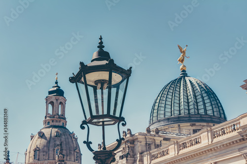 Historische Gaslaterne in Dresden - im Hintergrund die Frauenkirche und die Glaskuppel der Kunstakademie photo