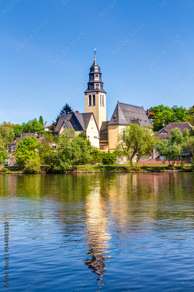 Herz Jesu Kirche im hessischen Kelsterbach an einem sonnigen Tag mit blauem Himmel in Deutschland
