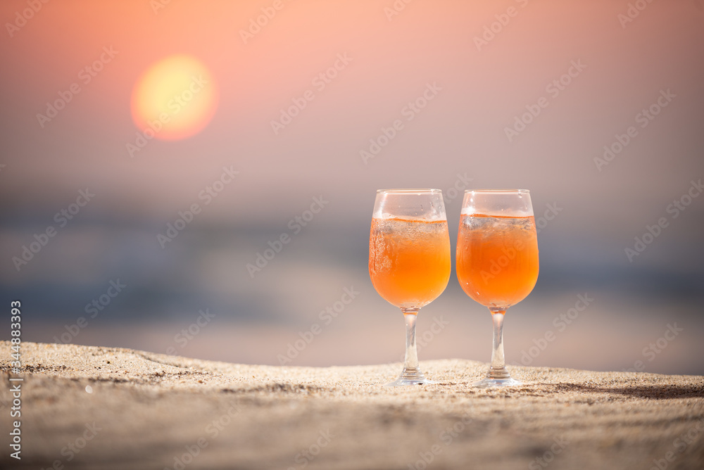 砂浜とグラス