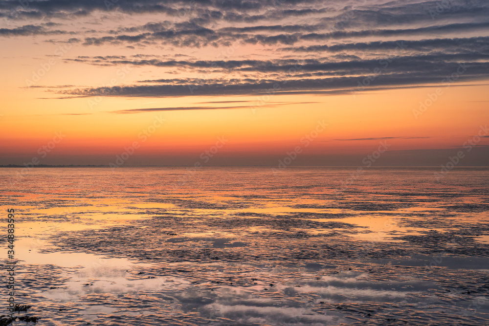 Fototapeta premium Abenddämmerung mit Spiegelungen am norddeutschen Wattenmeer.