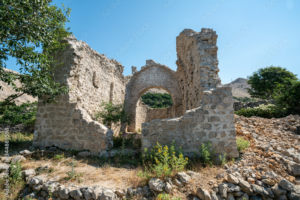 Ruinen Reste einer Alten Kirche bei blauem Himmel im Sommer