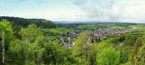 weites Panorama von oben auf Dorf Gültlingen im Frühling im Nordschwarzwald